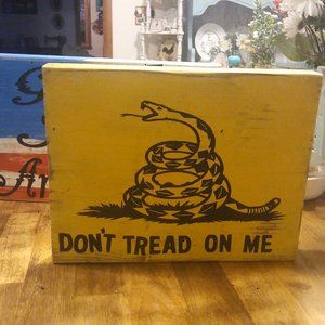 yellow dont tread on me patriotic sign